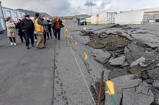 Ummerki eftir jarðhræringar í Grindavík skoðaðar. - mynd