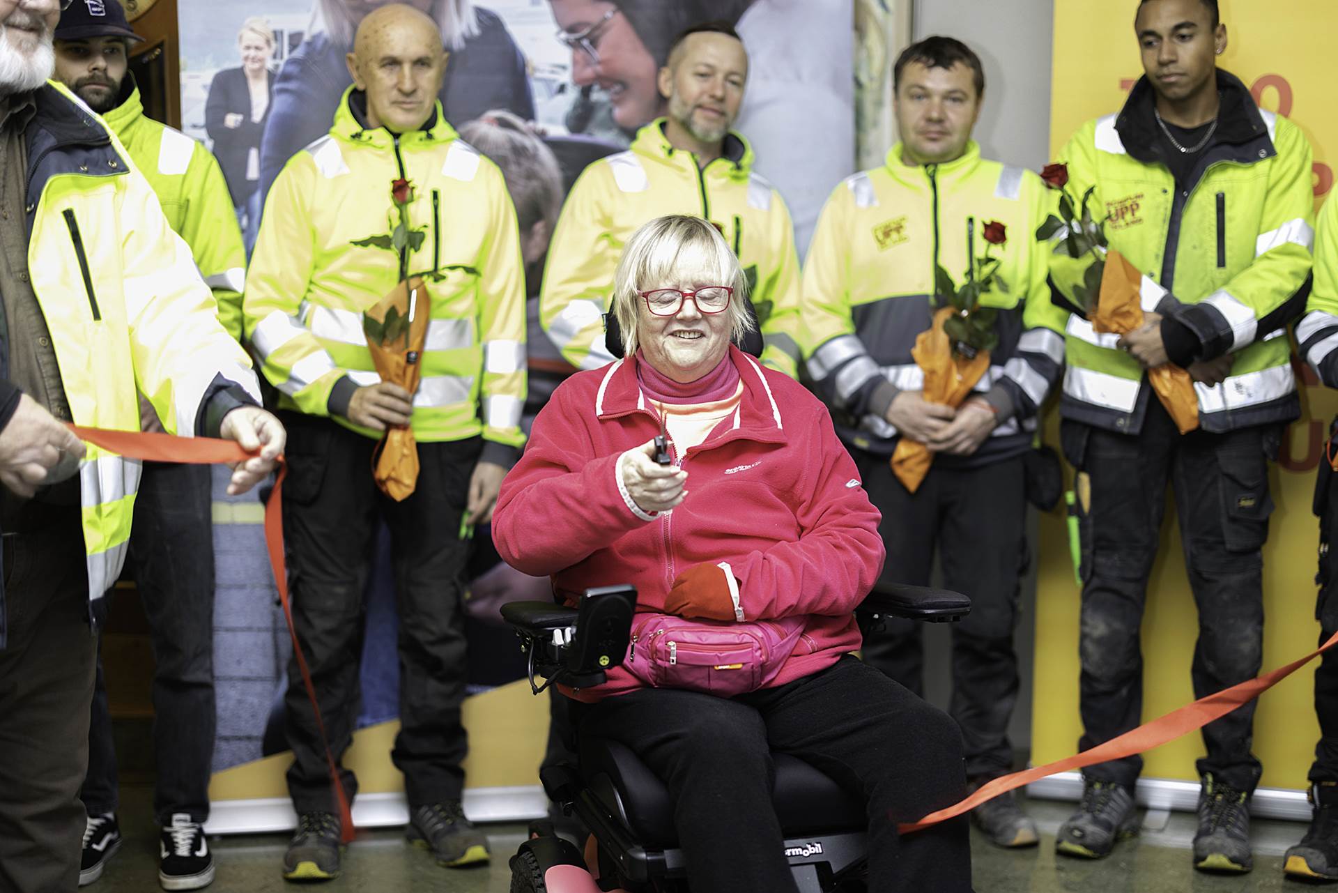 Valgerður Karlsdóttir, íbúi á Hlein, klippir á borðann - mynd