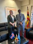 Hildigunnur Engilbertsdóttir, forstöðumaður sendiráðs Íslands í Kampala, og Abdirahman Meygag, yfirmaður Matvælaáætlunar Sameinuðu þjóðanna (WFP) í Úganda, eftir undirritun samningsins. - mynd