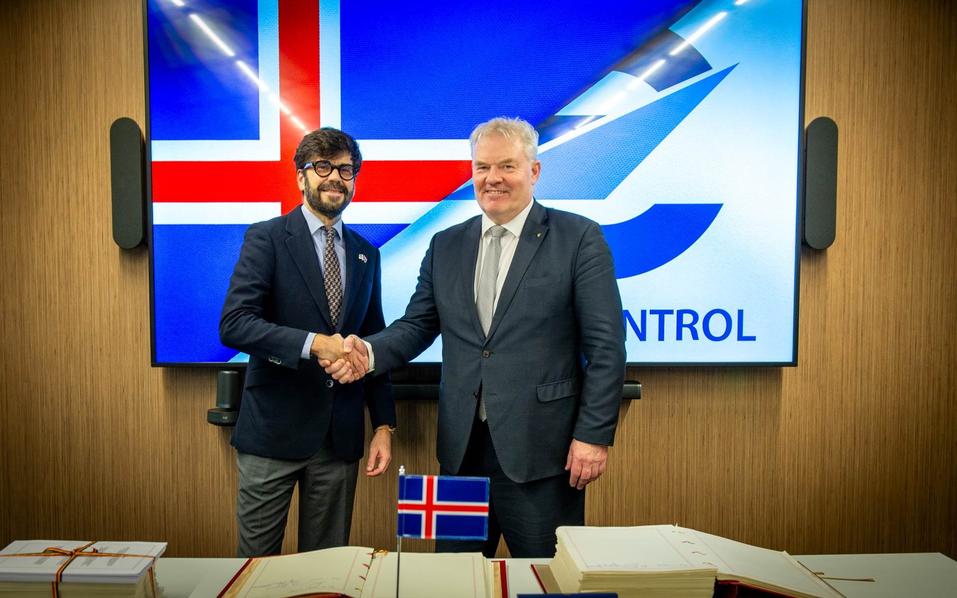 Sigurður Ingi Jóhannsson innviðaráðherra og Raúl Medina aðalframkvæmdastjóri Eurocontrol (e.Director General) við undirritun stofnsamningsins - mynd