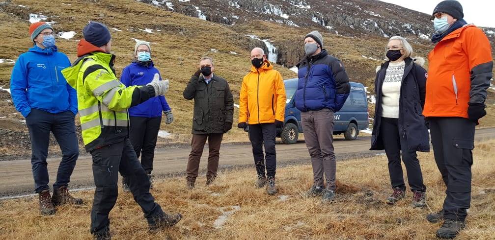 Guðmundur Ingi Guðbrandsson, umhverfis- og auðlindaráðherra í ferð ráðherra á Seyðisfjörð, ásamt starfsfólki ráðuneytisins og Birni Ingimarssyni bæjarstjóra Múlaþings og Ólafi Hr. Sigurðssyni fyrrverandi  bæjarstjóra Seyðisfjarðar. - mynd