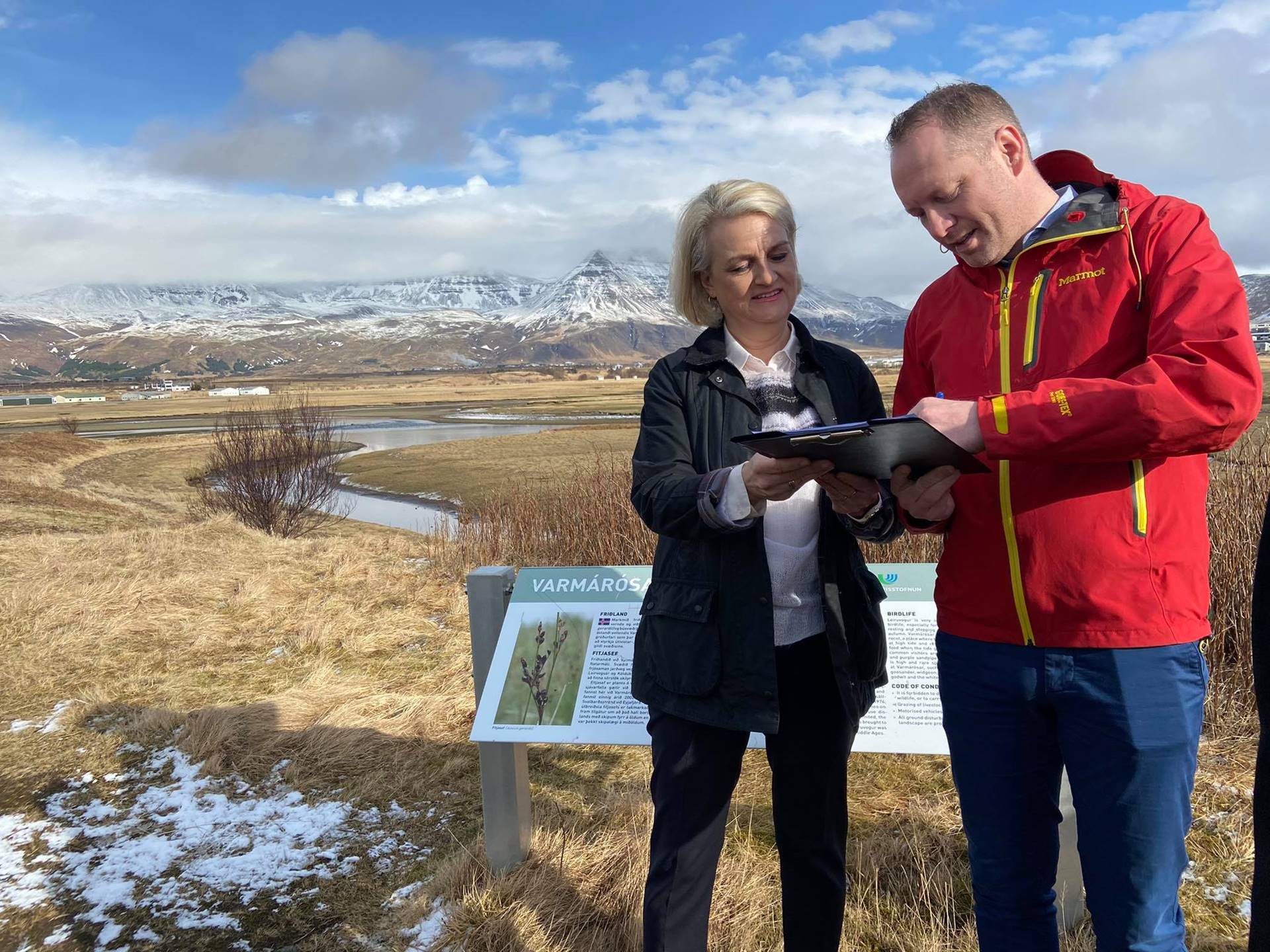 Guðmundur Ingi Guðbrandsson, umhverfis- og auðlindaráðherra, og Sigríður Auður Arnardóttir ráðuneytisstjóri undirrita friðlýsinguna. - mynd