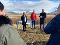 Guðmundur Ingi Guðbrandsson, umhverfis- og auðlindaráðherra, Sigríður Auður Arnardóttir ráðuneytisstjóri og Haraldur Sverrisson, bæjarstjóri Mosfellsbæjar, við friðlýsinguna. - mynd