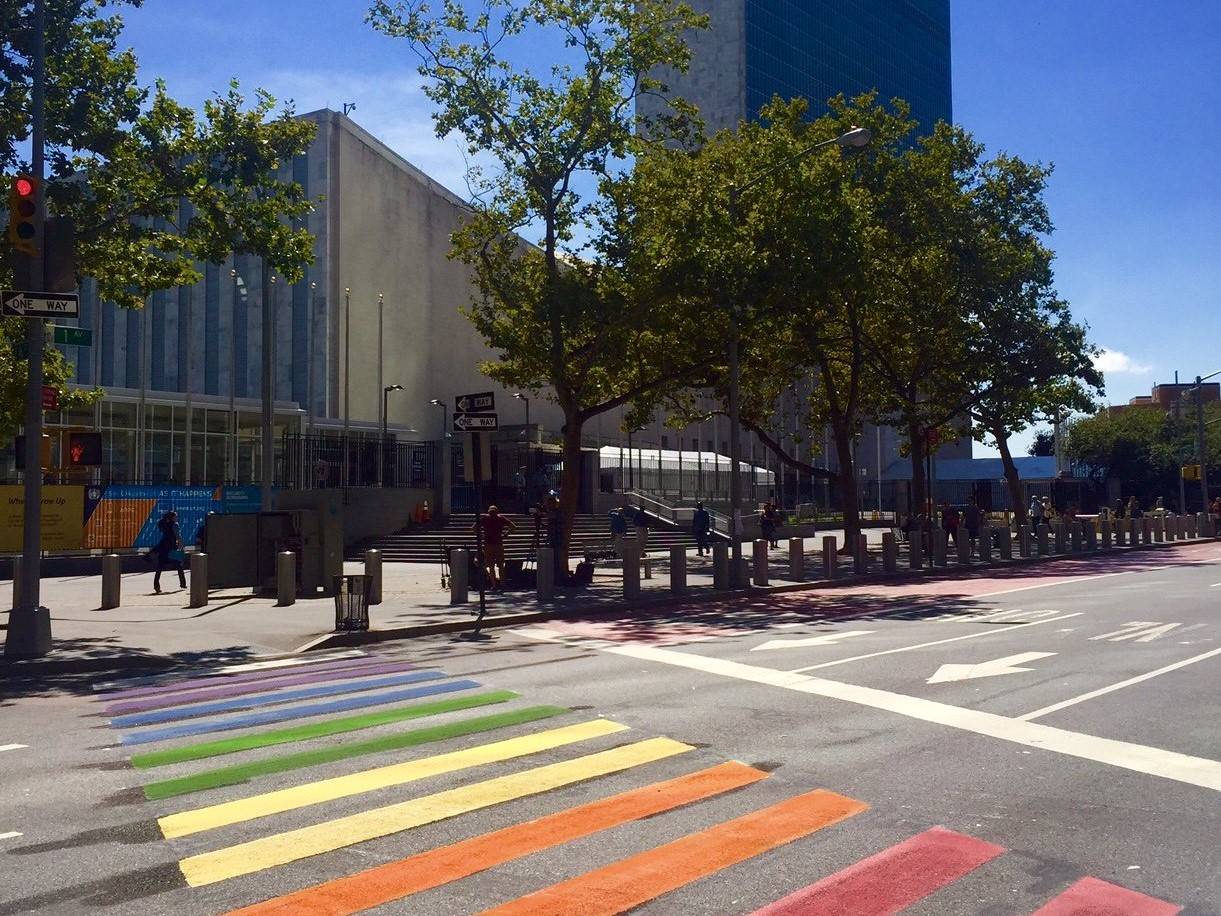 Pedestrian crossing outside the UN painted in the colours of the rainbow flag - mynd