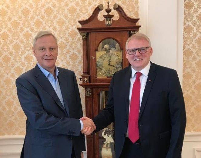 Vladimir G. Titov, First Deputy Minister for Foreign Affairs and Ambassador Arni Thor Sigurdsson - mynd