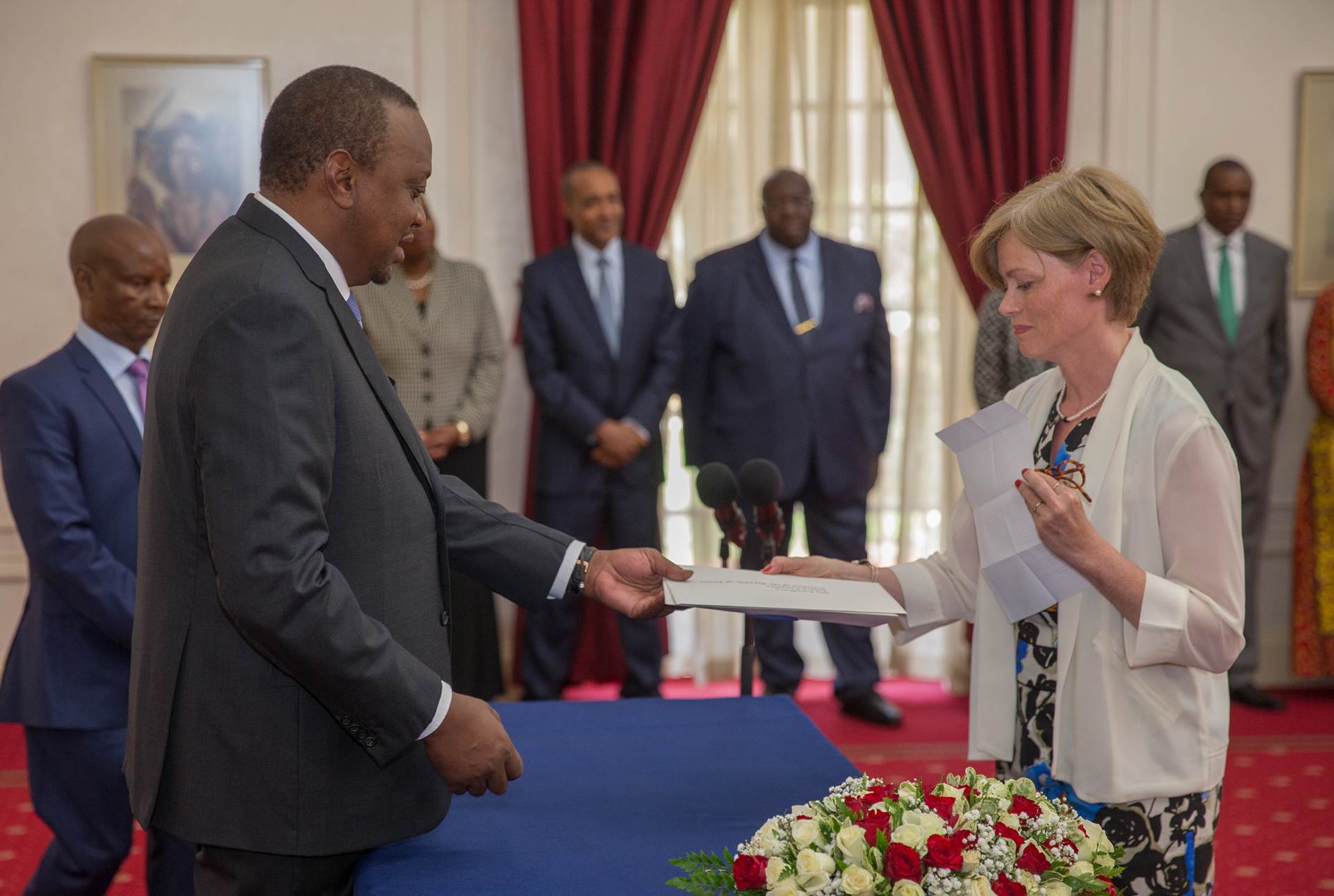 Unnur Orradóttir Ramette sendiherra afhendir Uhuru Muigai Kenyatta, forseta Kenía, trúnaðarbréf sitt sem sendiherra Íslands í landinu með aðsetur í Kampala.  - mynd