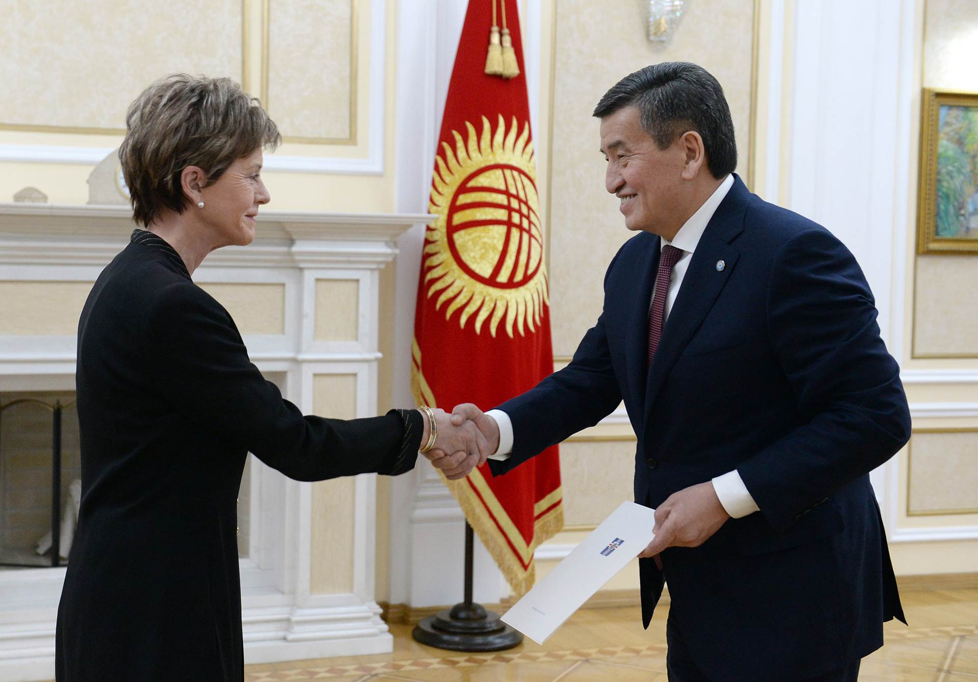 Berglind Ásgeirsdóttir sendiherra og Sooronbay Jeenbekov, forseti Kirgistans - mynd