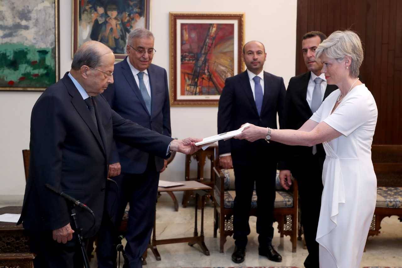 Unnur Orradóttir Ramette sendiherra í París afhenti Michel Aoun forseta Líbanon trúnaðarbréf sitt. Á myndinni má einnig sjá Abdallah Bou Habib nýskipaðan utanríkisráðherra, ráðuneytisstjóra utanríkisráðuneytisins og prótokollstjóran forsetahallarinnar - mynd