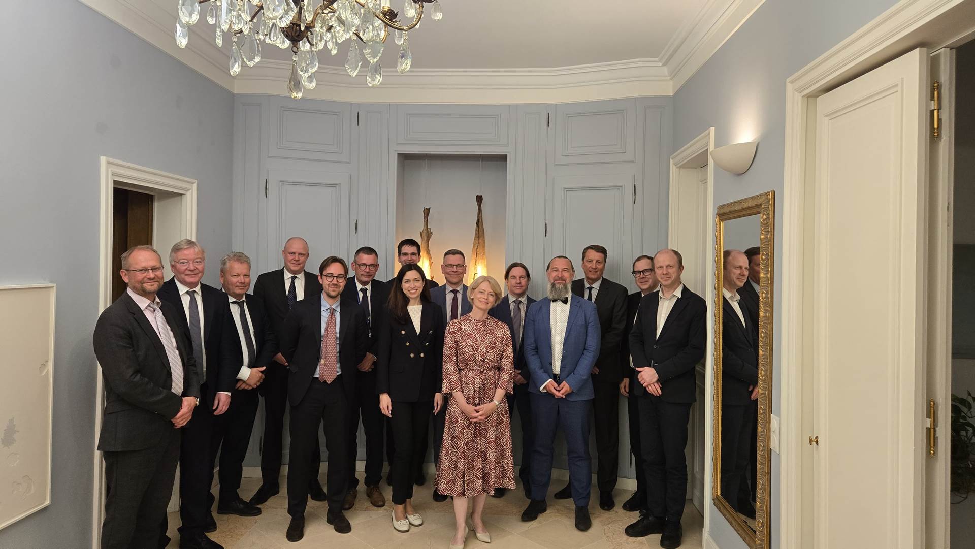 Fulltrúar NB8 ríkjanna funduðu um árlega efnahagsspá OECD í íslenska embættisbústaðnum í París - mynd
