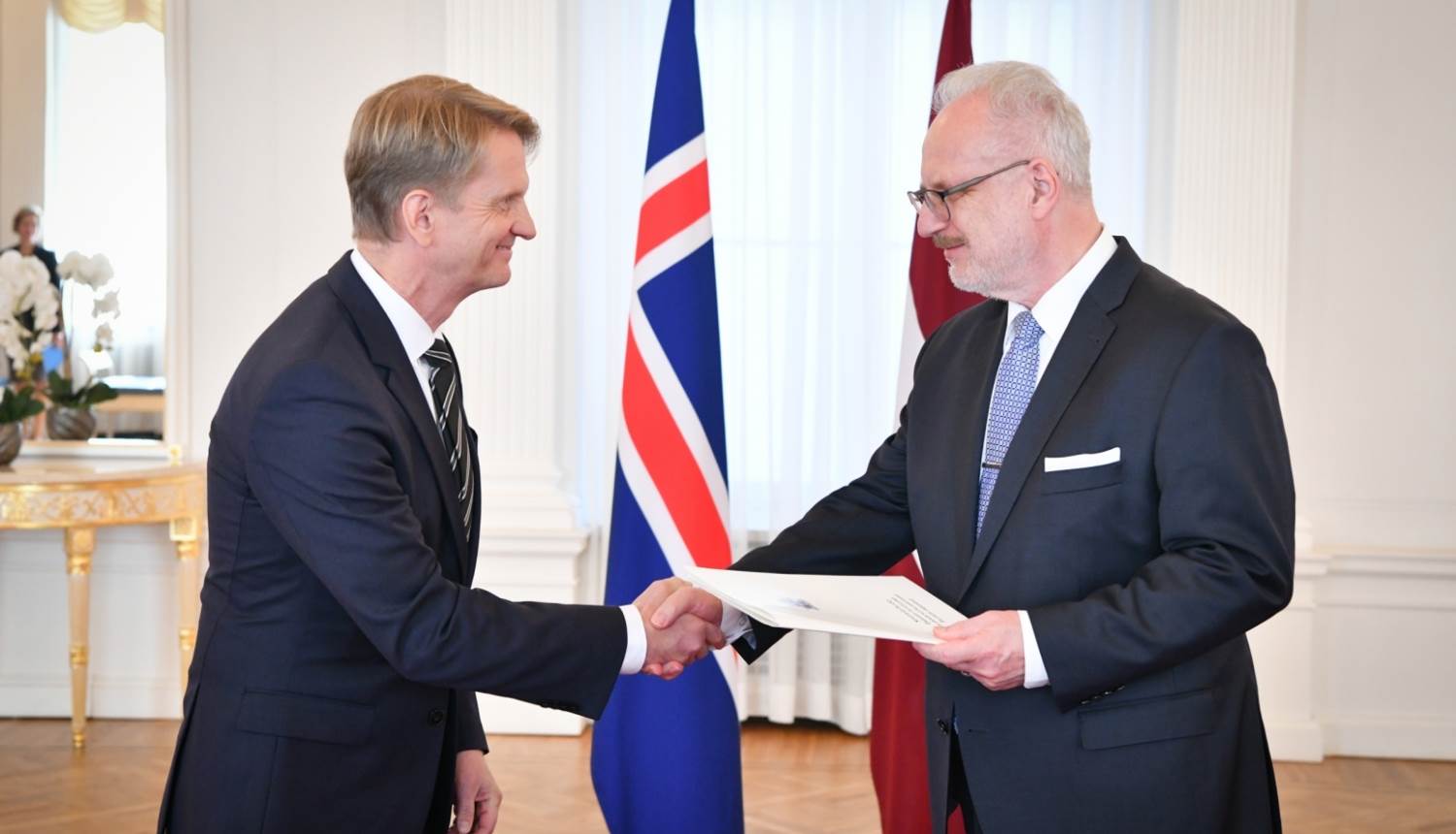 Harald Aspelund afhendir Egils Levits forseta Lettlands trúnaðarbréf - mynd
