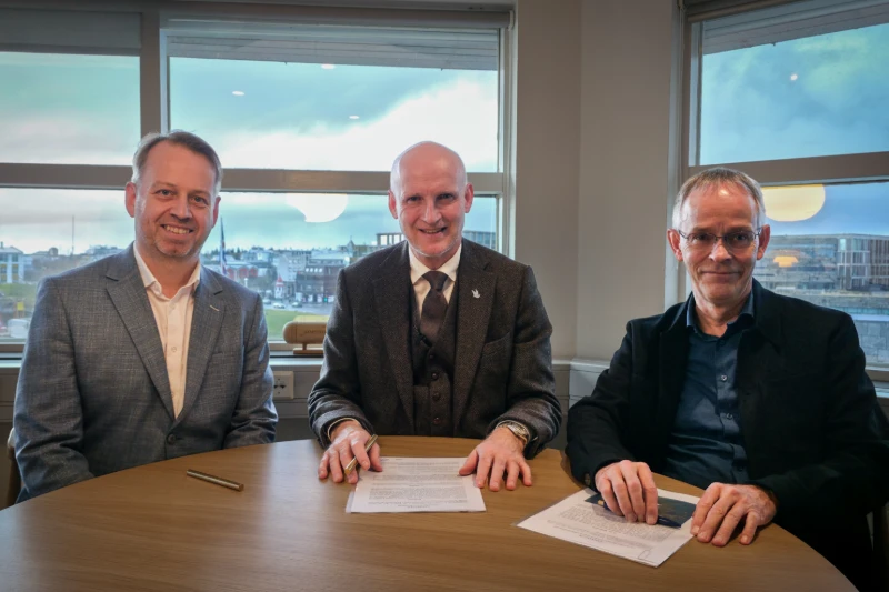 Þorvarður Sveinsson framkvæmdastjóri Korda, Eyjólfur Ármannsson innviðaráðherra og Magnús Hauksson framkvæmdastjóri Öryggisfjarskipta við undirritunina.