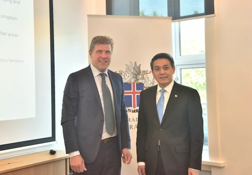 Bjarni Benediktsson og Wang Yajun, fulltrúi CPC,. 