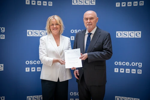 Bryndís Kjartansdóttir afhendir trúnaðarbréf sitt til Feridun H. Sinirlioglu, framkvæmdastjóra Öryggis- og samvinnustofnunar Evrópu (OSCE)