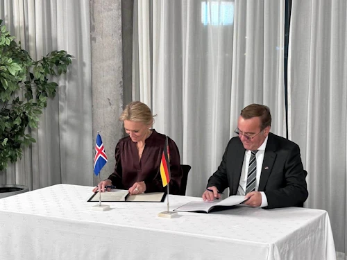 Þorgerður Katrín Gunnarsdóttir utanríkisráðherra og þýski varnarmálaráðherrann, Boris Pistorius, undirrita yfirlýsinguna í dag.