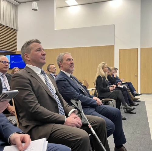 Guðlaugur Þór Þórðarson, umhverfis-, orku- og loftslagsráðherra og Kristján Andri Stefánsson, sendiherra Íslands í Brussel ásamt gestum á viðburði um orkumál og orkuskipti. 