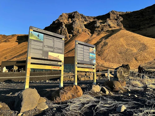 Með nýju ljósaskiltunum, í bland við kort og skilaboða á þremur tungumálum, er vonast til að gestir Reynisfjöru átti sig á þeim hættum sem leynast á svæðinu og hagi ferðum sínum eftir því.