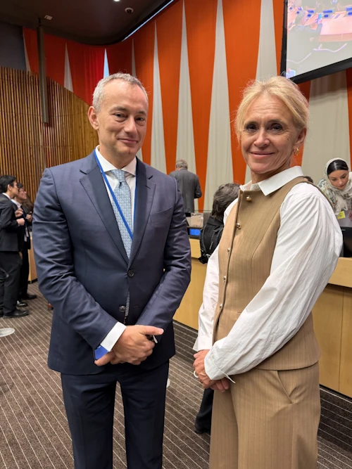 Þorgerður Katrín ásamt Nickolay Mladenov, erindreka friðarráðs (e. Board of Peace) í málefnum Gaza, á fundi ríkjabandalags um tveggja ríkja lausnina svokölluðu.