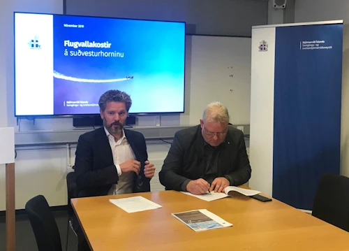 Sigurður Ingi Jóhannsson, samgöngu- og sveitarstjórnarráðherra, og Dagur B. Eggertsson, borgarstjóri Reykjavíkur, undirrita samkomulag um rannsóknir á möguleikum á byggingu flugvallar í Hvassahrauni.
