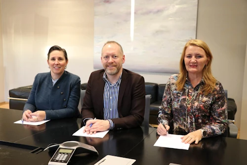 Nichole Leigh Mosty, forstöðukona Fjölmenningarseturs, Guðmundur Ingi Guðbrandsson, félags- og vinnumarkaðsráðherra, og Rósa Guðbjartsdóttir, bæjarstjóri Hafnarfjarðar