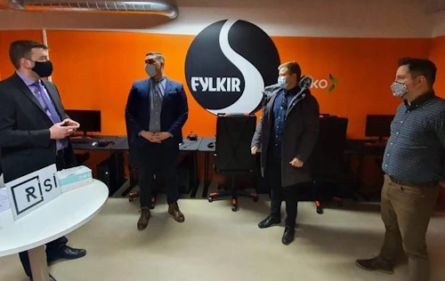 Ásmundur Einar Daðason, félags- og barnamálaráðherra, Ólafur Hrafn Steinarsson formaður RSI, Aron Ólafsson framkvæmdarstjóri RSI og Þórmundur Sigurbjarnason formaður rafíþróttadeildar Fylkis við undirritununa. 
