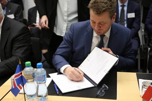Guðlaugur Þór Þórðarson undirritar yfirlýsingu um lok fríverslunarviðræðna við Indónesíu
