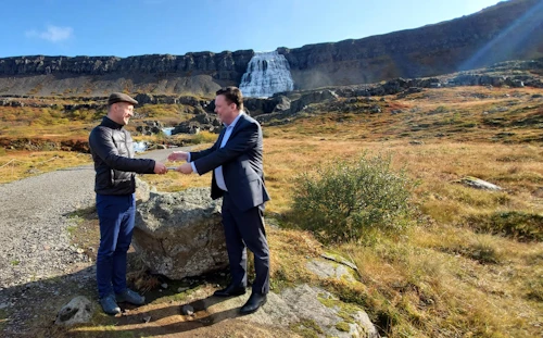 Guðmundur Ingi Guðbrandsson, umhverfis- og auðlindaráðherra og Birkir Jón Jónsson, stjórnarformaður Rarik við Dynjanda.