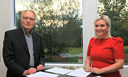 Frá undirritun samstarfssamningsins: Einar Már Sigurðarson formaður Austurbrúar, Sambands sveitarfélaga á Austurlandi, og Lilja Alfreðsdóttir mennta- og menningarmálaráðherra. Mynd/Gunnar Gunnarsson