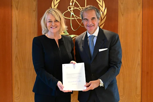 Bryndís Kjartansdóttir afhendir trúnaðarbréf sitt til Rafael Mariano Grossi, aðalframkvæmdastjóra Alþjóðakjarnorkumálastofnunarinnar (IAEA)