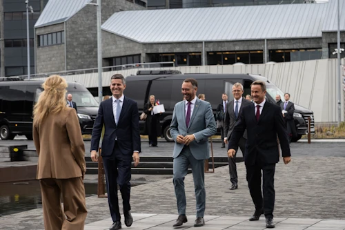 Þorgerður Katrín tekur á móti utanríkisráðherrum Benelux-ríkjanna við komuna í utanríkisráðuneytið í dag.