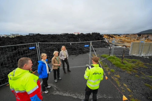 Kristrún Frostadóttir forsætisráðherra, Ursula von der Leyen, forseti framkvæmdastjórnar Evrópusambandsins, og Þorgerður Katrín Gunnarsdóttir utanríkisráðherra virða fyrir sér vegsummerki jarðhræringanna í Grindavík.