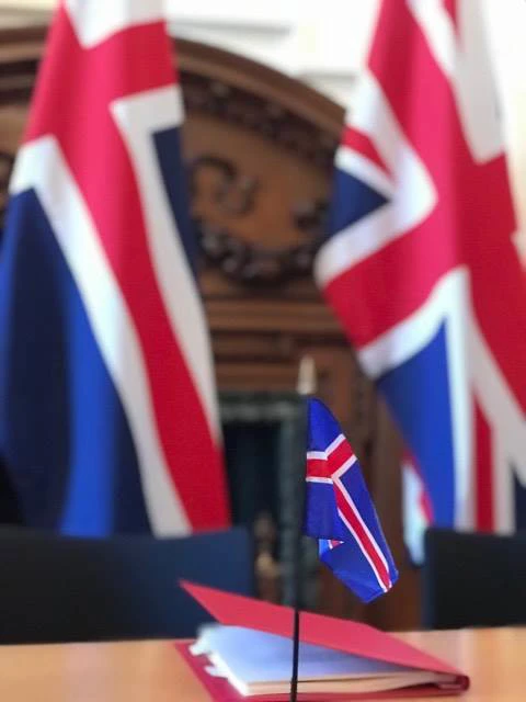 Íslenski og breski fáninn.