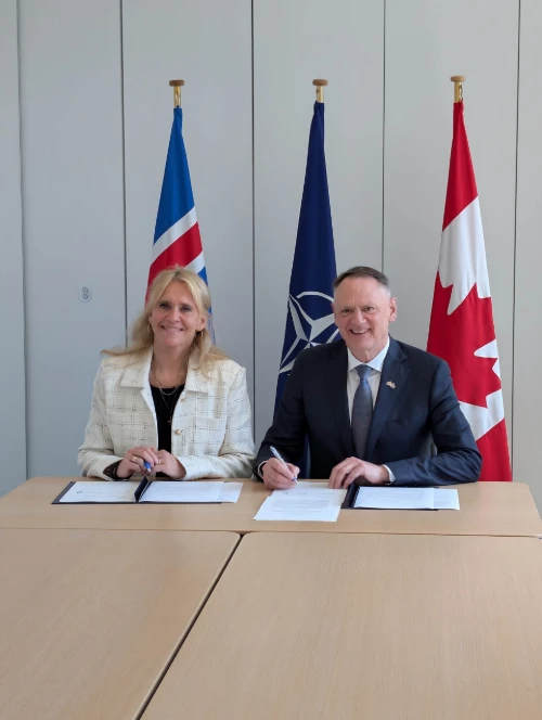 Þorgerður Katrín Gunnarsdóttir utanríkisráðherra og David McGuinty, varnarmálaráðherra Kanada, undirrita uppfært samkomulag um tvíhliða samstarf ríkjanna á sviði varnarmála.
