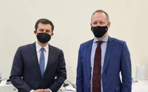 Guðmundur Ingi Guðbrandsson, umhverfis- og auðlindaráðherra, og Pete Buttigieg, samgönguráðherra Bandaríkjanna.