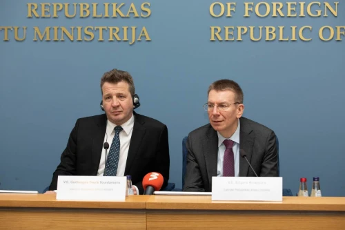 Guðlaugur Þór Þórðarson utanríkis- og þróunarsamvinnuráðherra og Edgars Rinkēvičs, utanríkisráðherra Lettlands á blaðamannafundi í dag.