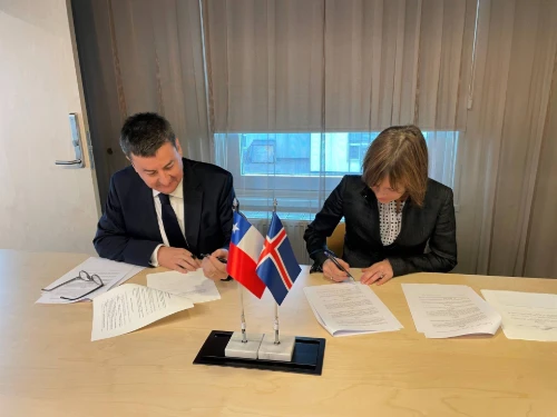 Ingibjörg Davíðsdóttir, sendiherra Íslands og Luiz Plaza Gentia, sendiherra Chile, undirrita samninginn