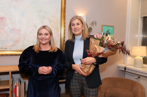 Lilja Dögg Alfreðsdóttir afhendir Hönnu Katrínu Friðriksson lyklana að menningar- og viðskiptaráðuneytinu. 