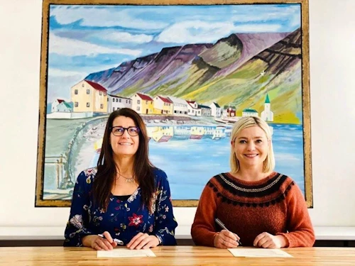 Ingibjörg Guðmundsdóttir skólastjóri Lýðskólans á Flateyri og Lilja Alfreðsdóttir mennta- og menningarmálaráðherra. 