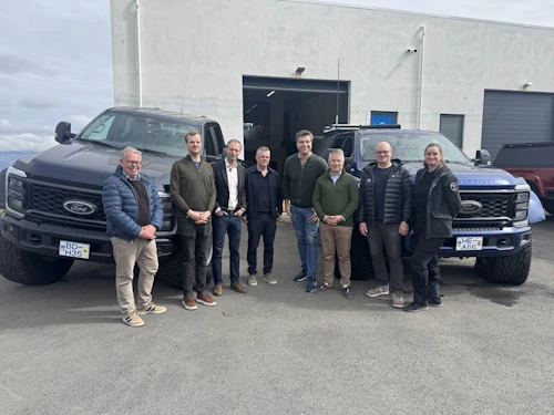 Fulltrúar innkaupastofnunar Atlantshafsbandalagsins, utanríkisráðuneytisins, Landhelgisgæslunnar og starfsmenn Arctic Trucks. Mynd tekin í heimsókn til Arctic Trucks.
