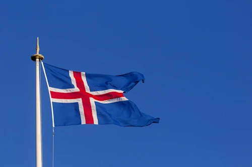  íslenski fáninn blaktir á stöng