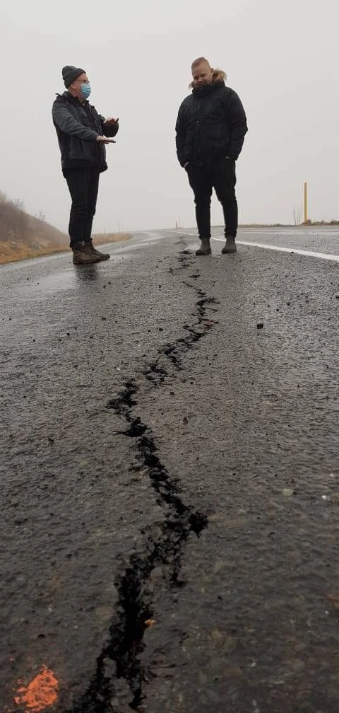 Sprungur í veginum um Oddsskarð ofan byggðarinnar í Eskifirði.