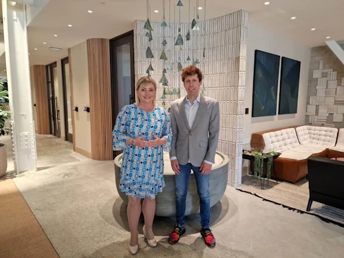 Lilja Dögg Alfreðsdóttir, menningar- og viðskiptaráðherra, ásamt Sam Altman, stofnanda og framkvæmdastjóra OpenAI eftir fund í San Francisco í maí 2022. 