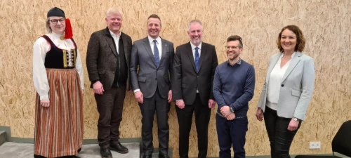 Frá vinstri: Sigrún Ágústsdóttir forstjóri Umhverfisstofnunar, Haraldur Benediktsson alþingismaður, Guðlaugur Þór Þórðarson, umhverfis-, orku- og loftslagsráðherra, Kristinn Jónasson bæjarstjóri Snæfellsbæjar, Hákon Ásgeirsson þjóðgarðsvörður og Inga Dóra Hrólfsdóttir sviðsstjóri Umhverfisstofnun.