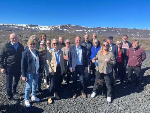 Ráðherra ásamt oddvita sveitarstjórnar, fulltrúum ráðuneytisins, sveitastjórnar, Umhverfisstofnunar og Vatnajökulsþjóðgarðs.