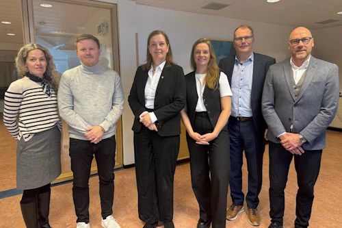 Svandís Svavarsdóttir innviðaráðherra með forsvarsfólki frá íbúasamtökunum Hljóðmörk og starfsfólki innviðaráðuneytisins.