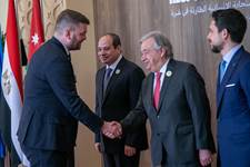 Ásmundur Einar Daðason, mennta- og barnamálaráðherra, heilsar Antonio Guterres, aðalframkvæmdastjóra Sameinuðu þjóðanna, við upphaf ráðstefnunnar í dag.  - mynd