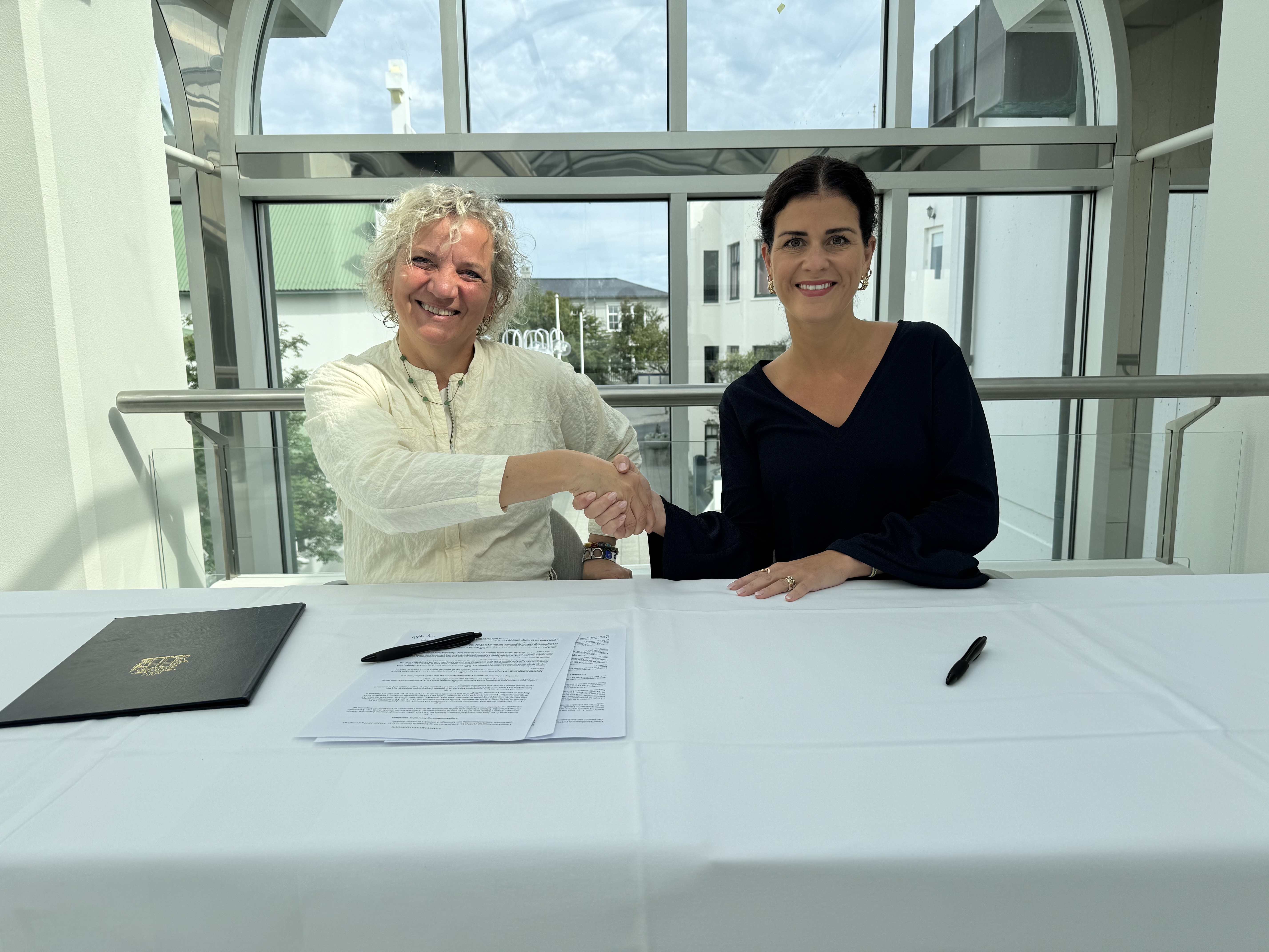 Þórdís Kolbrún Reykfjörð Gylfadóttir utanríkisráðherra og Ingibjörg Jóhannsdóttir, safnstjóri Listasafns Íslands, handsala nýja samstarfssamninginn. - mynd