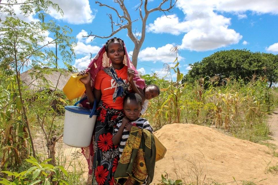 Ung kona á hrakningum í Cabo-Delgado í Mósambík. Ljósmynd:© UNHCR/Martim Gray Pereira - mynd