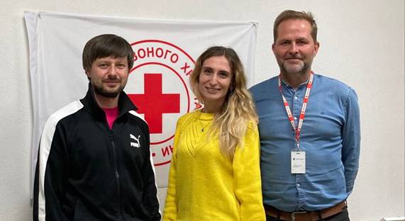 Atli Viðar t.h. ásamt Maksym Dotsenko, framkvæmdastjóri Rauða krossins í Úkraínu og aðstoðarframkvæmdastjóri Illya Kletskovskyy. Ljósmynd: Rauði krossinn. - mynd