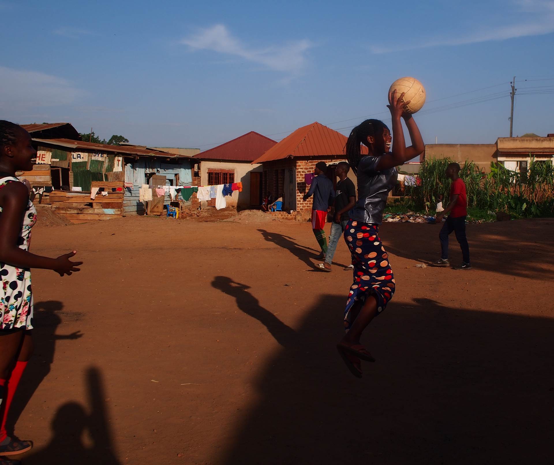 Ungmenni í fátækrahverfum Kampala eru meðal þeirra sem njóta styrkja gegnum íslensk félagasamtök. Ljósm. gunnisal - mynd