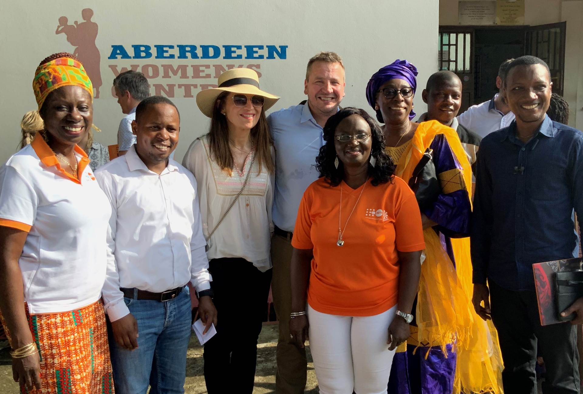 Utanríkisráðherra og forstöðumenn kvennamiðstöðvarinnar í Freetown. Ljósmynd: UTN - mynd